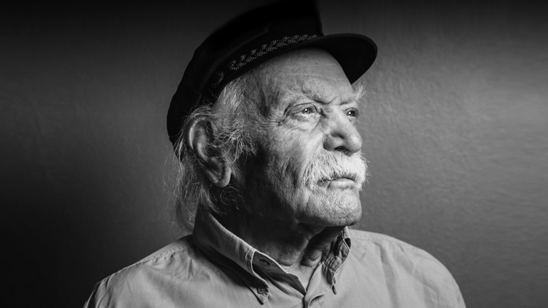 Η μνημειώδης ασέβεια της εφημερίδας «Ριζοσπάστης» προς τον Μανώλη Γλέζο