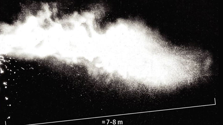 Ερευνήτρια του MIT λέει ότι τα σταγονίδια που μεταφέρουν τον κορωνοϊό μπορεί να φτάσουν τα 8 μέτρα