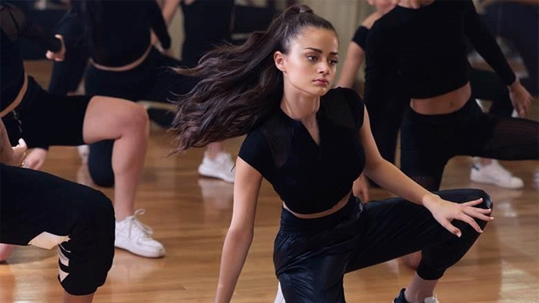 Stefania: Η εκπρόσωπος της Eurovision μένει στο σπίτι και παρουσιάζει το «Super G!rl» σε μια acoustic version