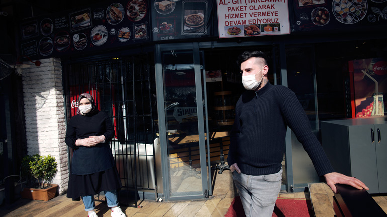 Covid-19: Η Τουρκία ενδέχεται να ενισχύσει τα μέτρα, αν δεν τηρείται η «εθελοντική καραντίνα»