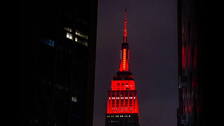 Το εμβληματικό Empire State Building στα "κόκκινα", σε μια συμβολική -αλλά και αμφιλεγόμενη- ενέργεια, που καταδεικνύει τις δραματικές στιγμές που ζει η Νέα Υόρκη
