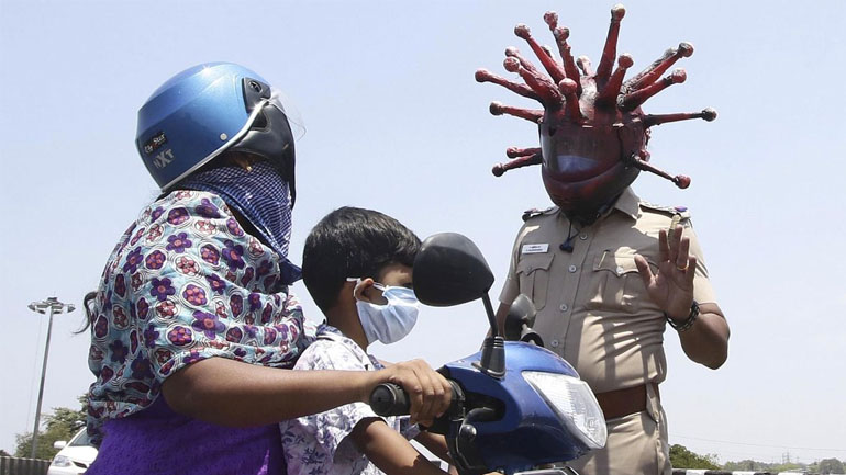 Ντυμένος «κορωνοϊός» αστυνομικός στην Ινδία