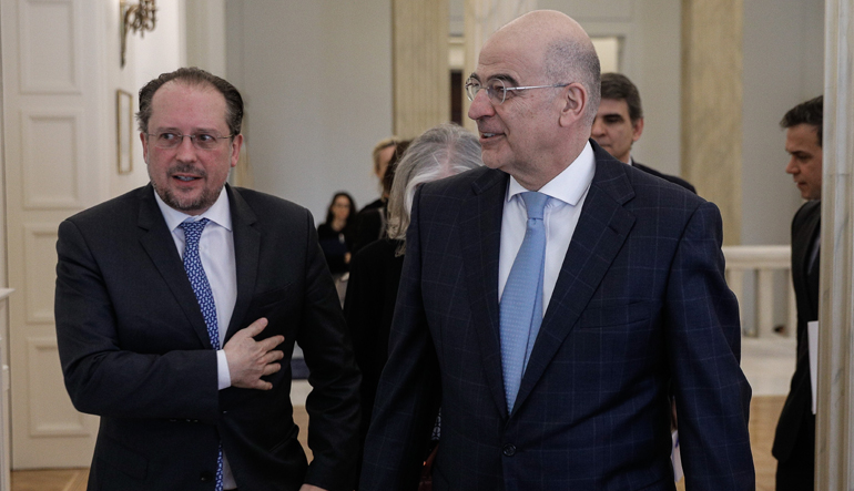 Συμβολική τελετή στο ΥΠΕΞ σε ένδειξη συμπαράστασης της Ελλάδας στον ιταλικό λαό