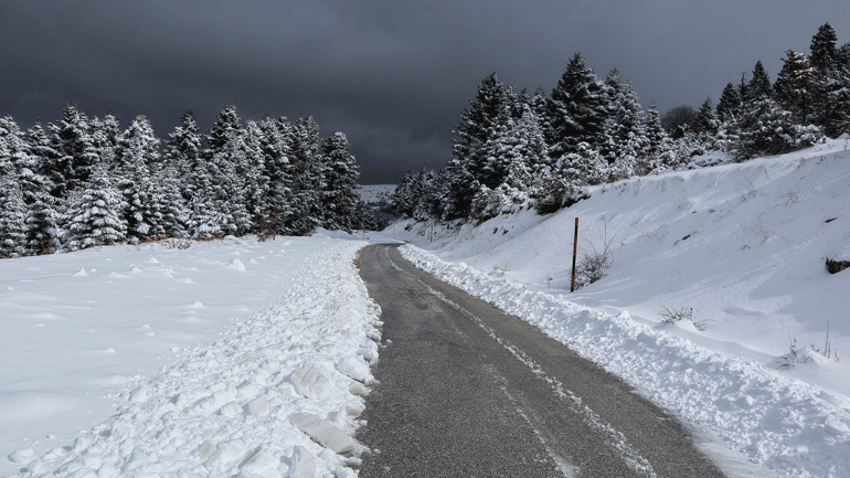 Λάρισα: Ανοιχτοί οι δρόμοι στο ορεινό δίκτυο του νομού παρά τη χιονόπτωση