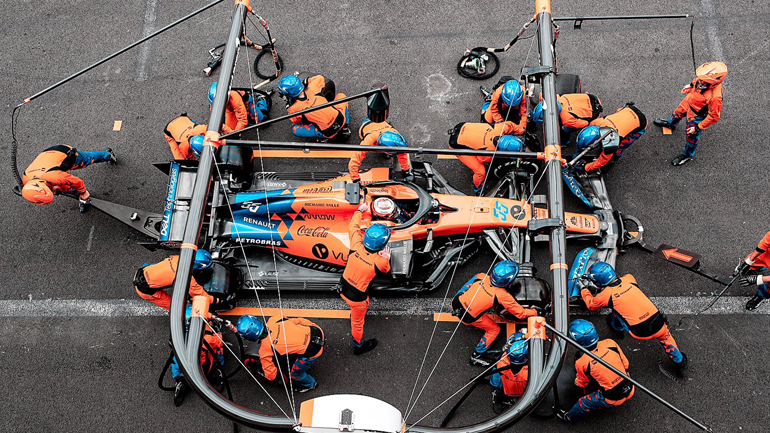 Περικοπές μισθών και αναστολές συμβάσεων στη McLaren F1