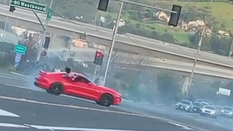 Κοπέλα φεύγει από το παράθυρο αυτοκινήτου εν κινήσει!