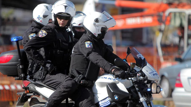 Αστυνομικοί της ΔΙΑΣ έσωσαν παιδάκι που είχε καταπιεί καπάκι!