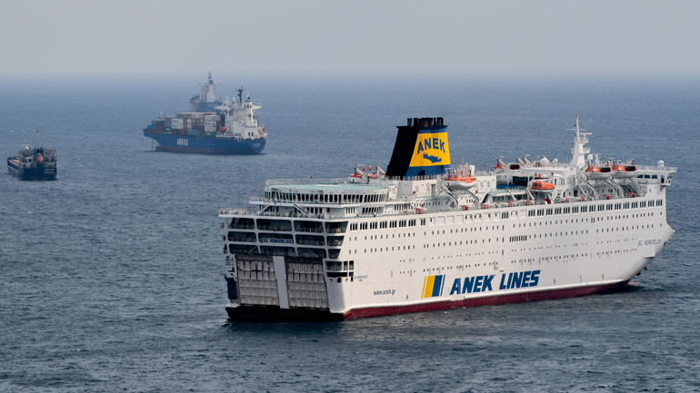 Στο λιμάνι του Πειραιά καταπλέει το «Ελ. Βενιζέλος» – 119 κρούσματα κορωνοϊού στο πλοίο