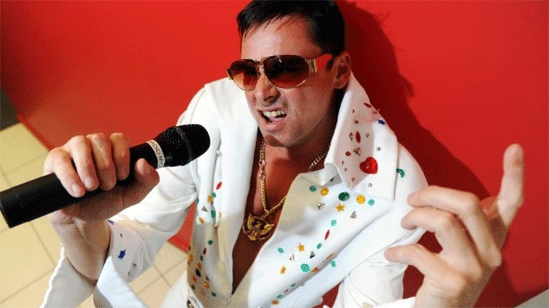 Σε απομόνωση ένας σωσίας του Έλβις δίνει συναυλία από το παράθυρό του