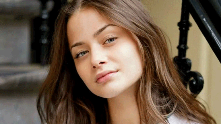 Η Στεφανία Λυμπεράκη μένει σπίτι και τραγουδά το «Super G!rl» σε acoustic version