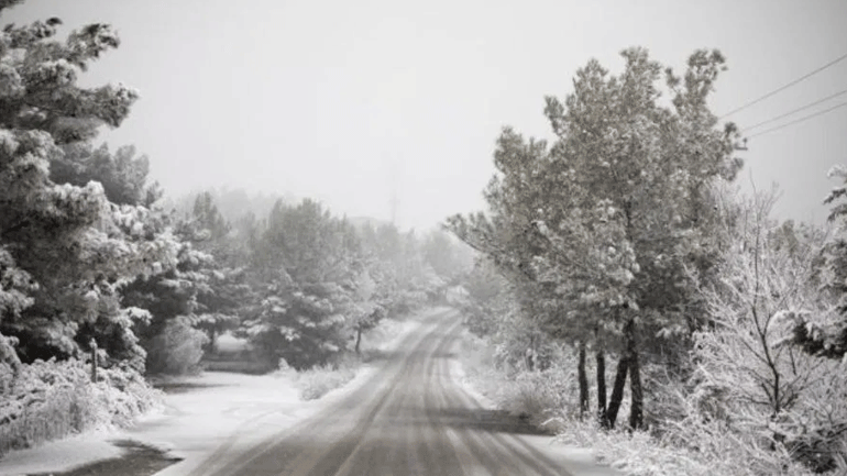 Θεσσαλονίκη: Στα λευκά «ντύθηκε» ο Χορτιάτης