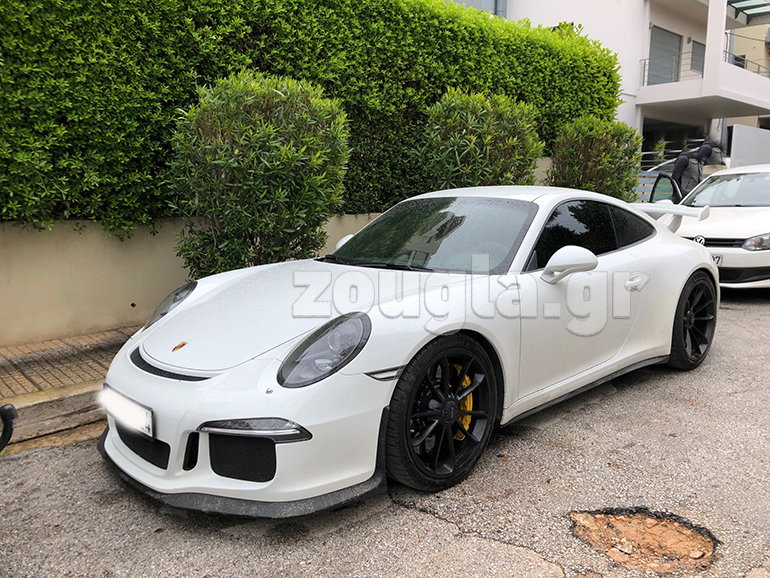 Οι δράστες παράτησαν το αυτοκίνητο στην Άνω Γλυφάδα... (φωτό: Νίκος Χριστοφάκης)