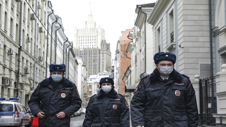 Ρωσία: Μέσω smartphones παρακολουθούν όσους έχουν διαγνωσθεί με κορωνοϊό για να παραμένουν στα σπίτια τους