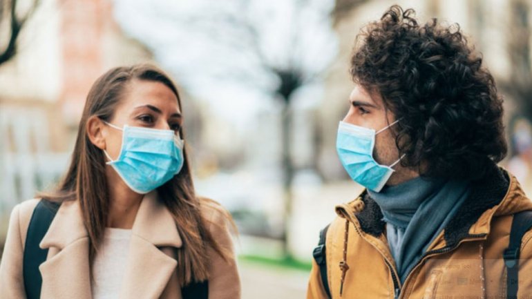 Χρήσιμη η μάσκα – Αναπνοή και ομιλία μπορεί να μεταδίδουν τον κορωνοϊό