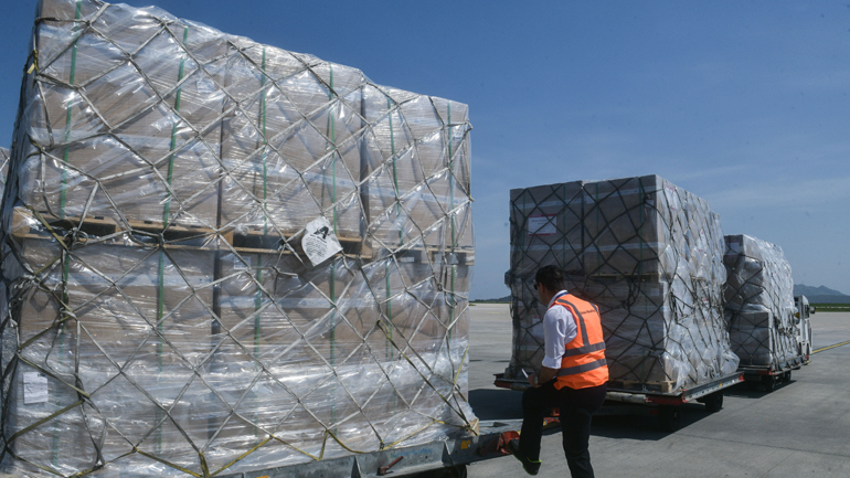 Παγκόσμιος πανικός για τις μάσκες: Χώρες πλειοδοτούν στα αεροδρόμια για τα φορτία