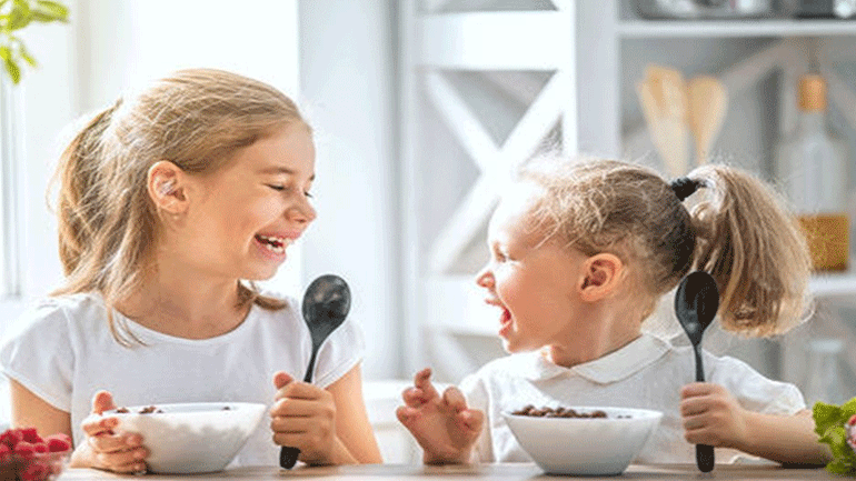 Πώς θα κάνετε τα παιδιά σας να αγαπήσουν το πρωινό;