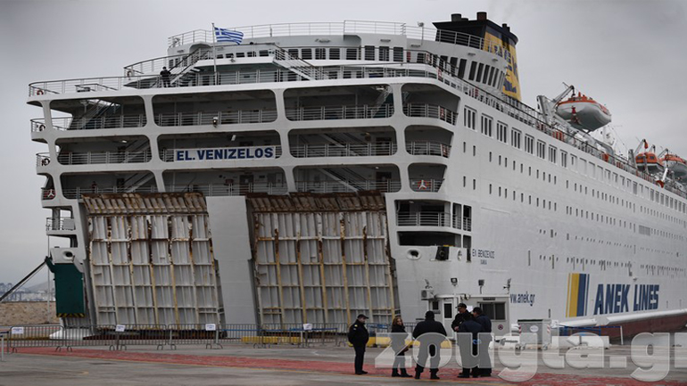 Ξεκινά η μεταφορά σε ξενοδοχεία των 261 επιβαινόντων στο πλοίο «Ελ. Βενιζέλος»