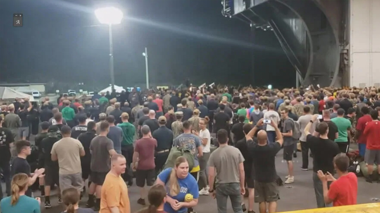 Απαλλάχθηκε από τα καθήκοντά του και αποθεώθηκε από το πλήρωμα ο Μπρετ Κρόζιερ, κυβερνήτης του αεροπλανοφόρου USS Theodore Roosevelt