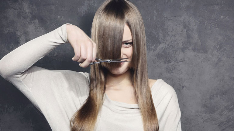 Πώς να κόψετε τα μαλλιά σας μόνη σας στο σπίτι