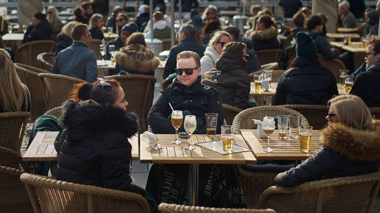 Κορωνοϊός: Αλλάζει στρατηγική η Σουηδία – Εξετάζει επιβολή αυστηρών μέτρων