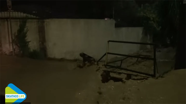 Σε κατάσταση έκτακτης ανάγκης η Σκιάθος μετά τη θεομηνία Σε κατάσταση έκτακτης ανάγκης η Σκιάθος μετά τη θεομηνία