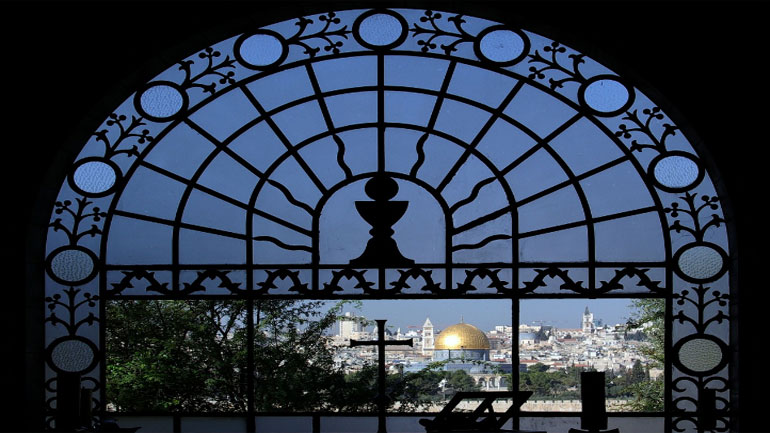 Ιερουσαλήμ: Φραγκισκανοί μοναχοί με μάσκες και γάντια μοίρασαν κλαδιά ελιάς για την Κυριακή των Βαΐων