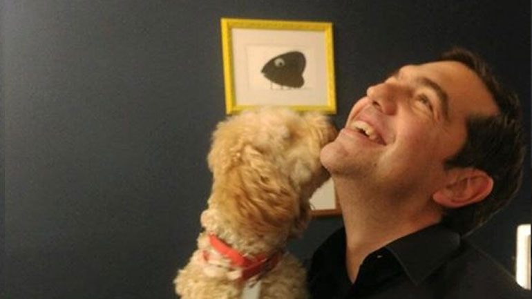 Ο Αλέξης Τσίπρας στην καραντίνα με συντροφιά την Κάρμεν