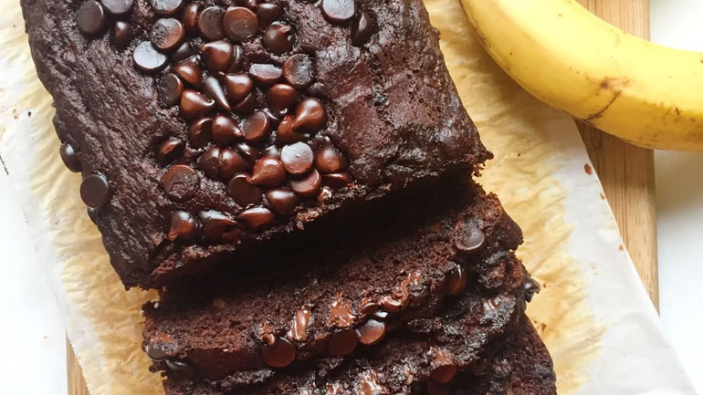 Φτιάξτε σοκολατένιο κέικ μπανάνας μαζί με τα παιδιά