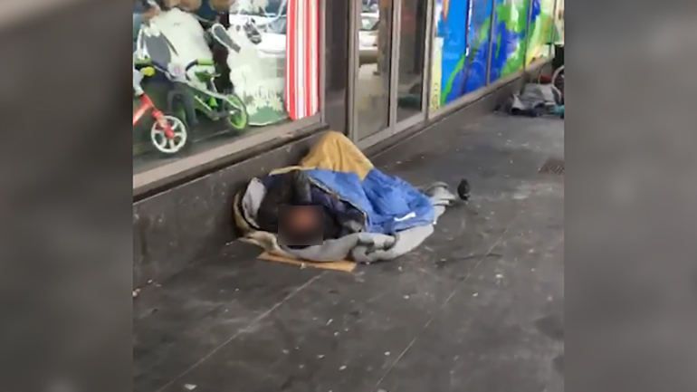 Κίνηση ανθρωπιάς προς τους άστεγους συμπολίτες μας στην πλατεία Μοναστηρακίου