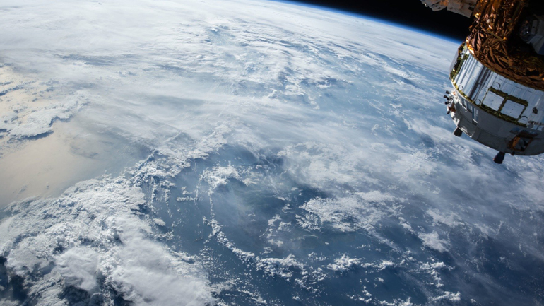 Μια ασυνήθιστη μίνι-τρύπα όζοντος πάνω από την Αρκτική αποκάλυψε ο δορυφόρος