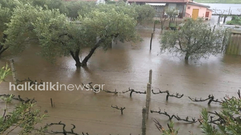 Πλημμύρες και κατολισθήσεις στην κεντρική και βόρεια Ελλάδα 