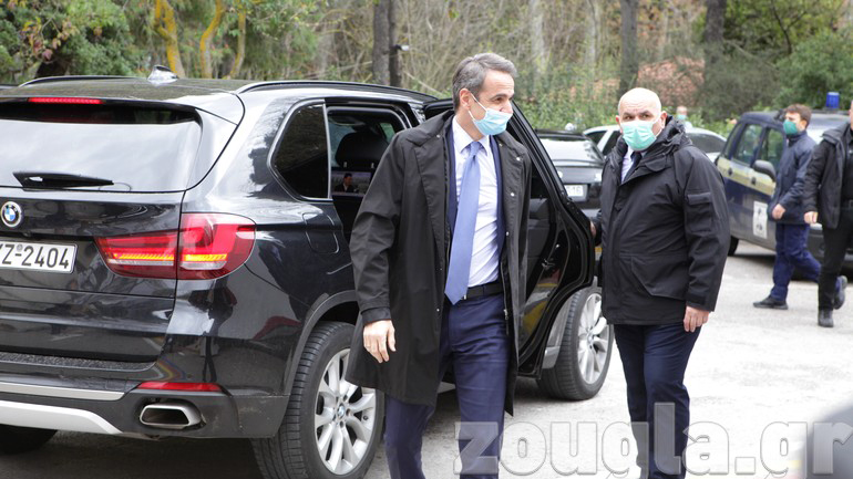 Στο νοσοκομείο «Σωτηρία» με μάσκα ο Κυρ. Μητσοτάκης