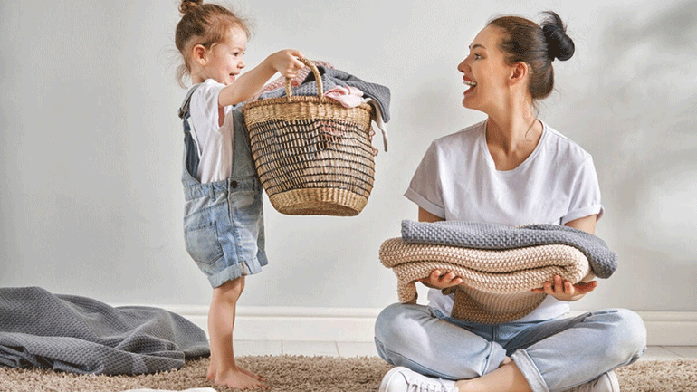 Αυτές είναι οι δουλειές του σπιτιού στις οποίες μπορούν να σας βοηθήσουν τα παιδιά