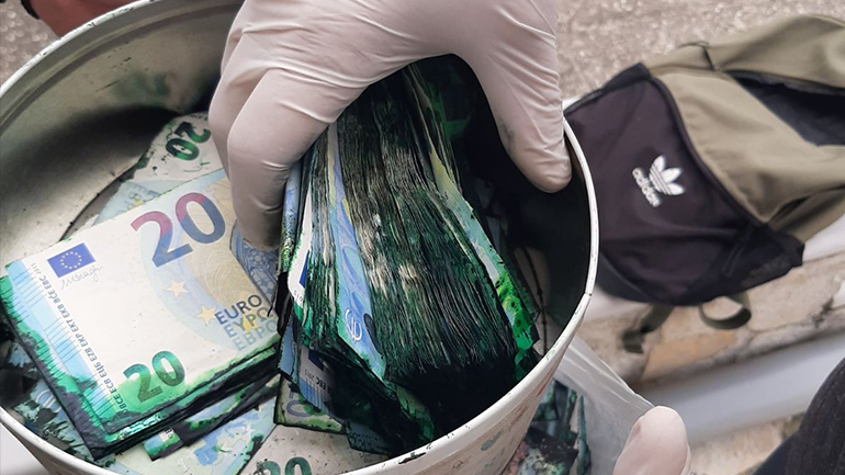 Άχρηστα ήταν τα χρήματα που έκλεψαν οι ληστές από το ATM στη Λεωφόρο Βουλιαγμένης