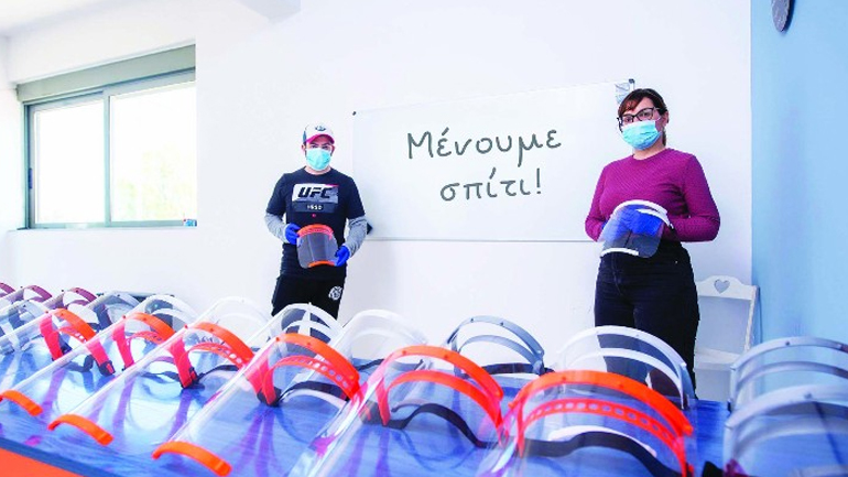Φωτογράφος από την Κω κατασκευάζει προστατευτικές ασπίδες προσώπου για γιατρούς και νοσηλευτές