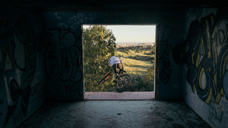 Ο Hugo Robenek στα μεσογειακά μονοπάτια της “Bawavera”