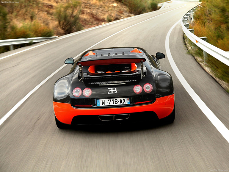 Το πίσω μέρος της Bugatti Veyron (κυκλοφόρησε το 2005)