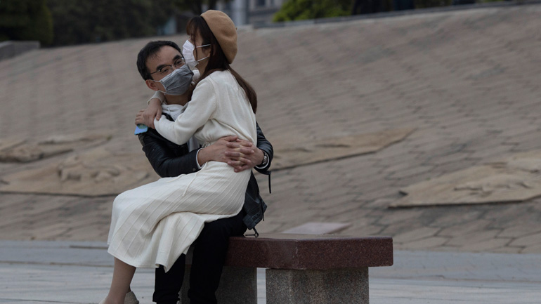 Κίνα: Έληξε ο αποκλεισμός στην Ουχάν – Εκατοντάδες επιβάτες στον σιδηροδρομικό σταθμό της πόλης