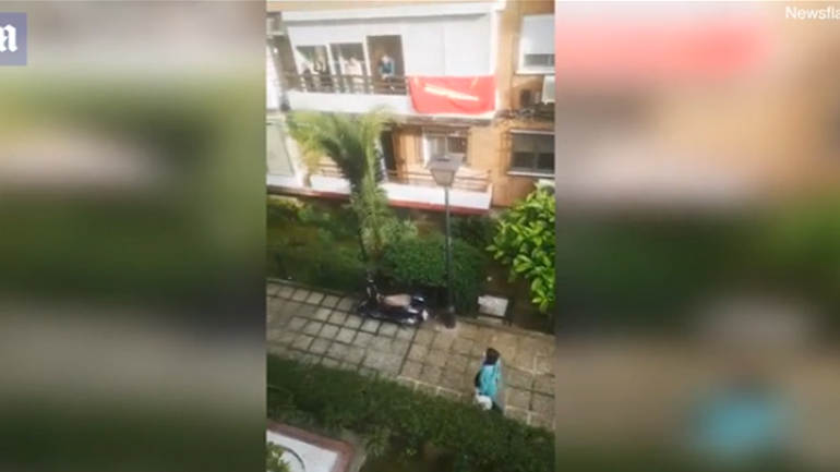 Η γειτονιά χειροκροτεί ασθενή που κέρδισε τη μάχη με τον κορωνοϊό