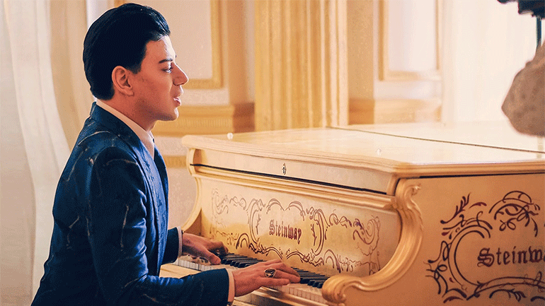 Ο σχεδιαστής μόδας Malan Breton κυκλοφόρησε το πρώτο του single, διασκευή του «Something Stupid»