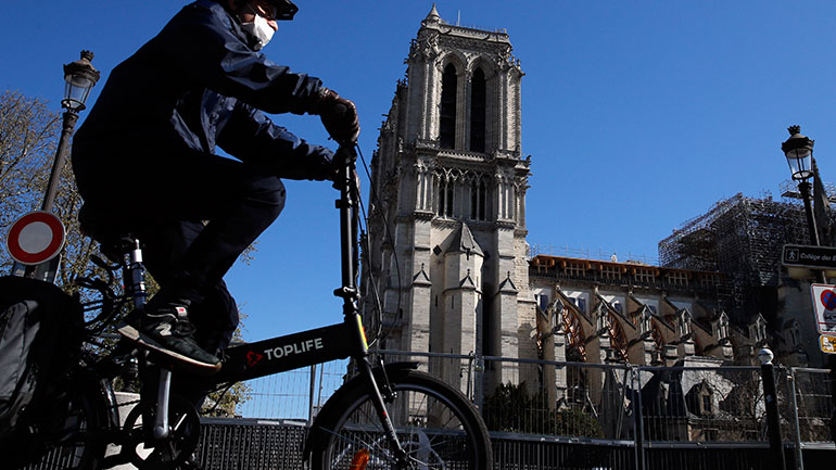 Παρουσία επτά ανθρώπων η λειτουργία της Μεγάλης Παρασκευής στην Παναγία των Παρισίων