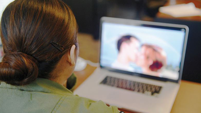 Ξεκλειδώνουν κρυφά συσκευές και διαβάζουν μηνύματα μέσω λογισμικού παρακολούθησης