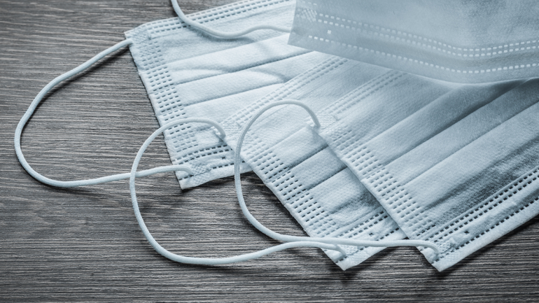 Ούτε η χειρουργική ούτε η βαμβακερή μάσκα φιλτράρει αποτελεσματικά τον κορωνοϊό