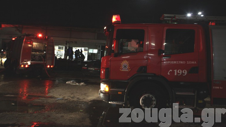 Υπό έλεγχο η πυρκαγιά σε κατάστημα στη Λαχαναγορά Αθηνών