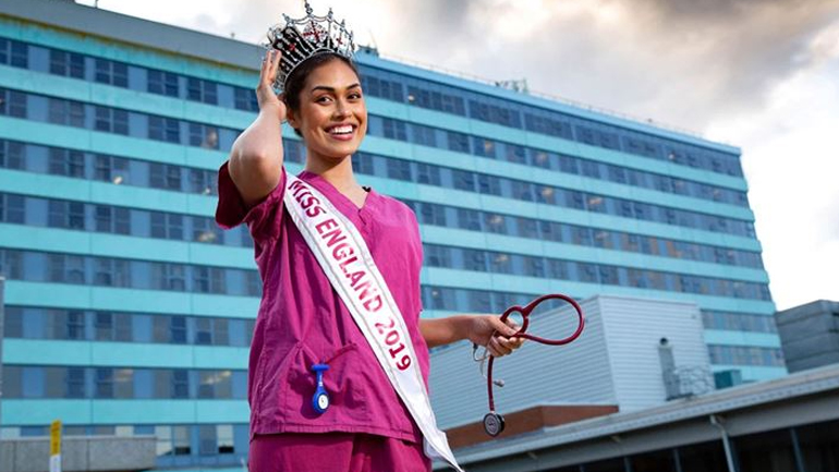 Η Miss England άφησε το στέμμα της για να δουλέψει ως γιατρός για τον κορωνοϊό