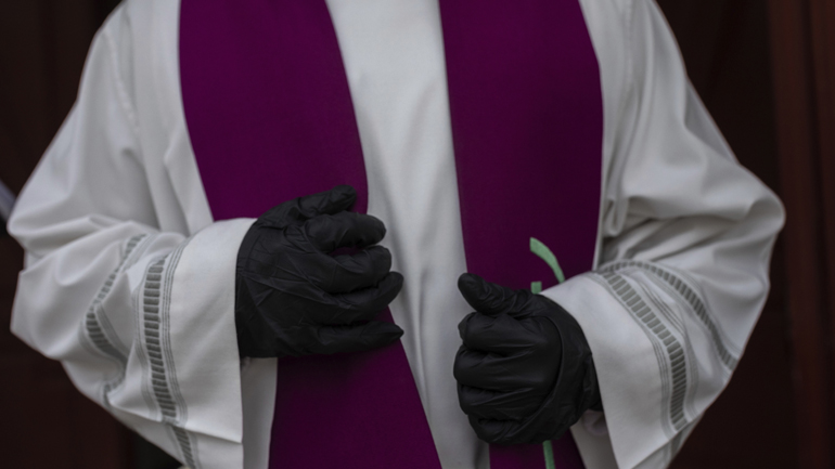 Πολωνία-Covid-19: Ιερέας εξομολογεί τους πιστούς στο… πάρκινγκ της εκκλησίας