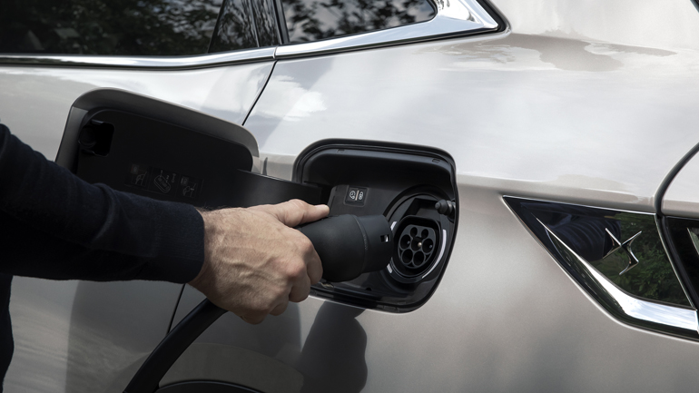 Δείτε πόσο εύκολα φορτίζει στην πρίζα το DS7 Crossback E-Tense 4×4