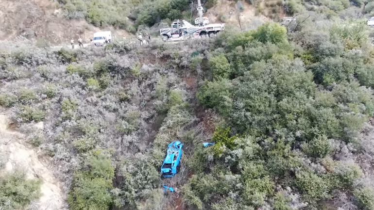 Έπεσε με τη Mustang σε γκρεμό 120 μέτρων! Έπεσε με τη Mustang σε γκρεμό 120 μέτρων!