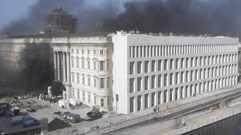 Ξέσπασε φωτιά στο ανάκτορο του Βερολίνου – Ένας τραυματίας