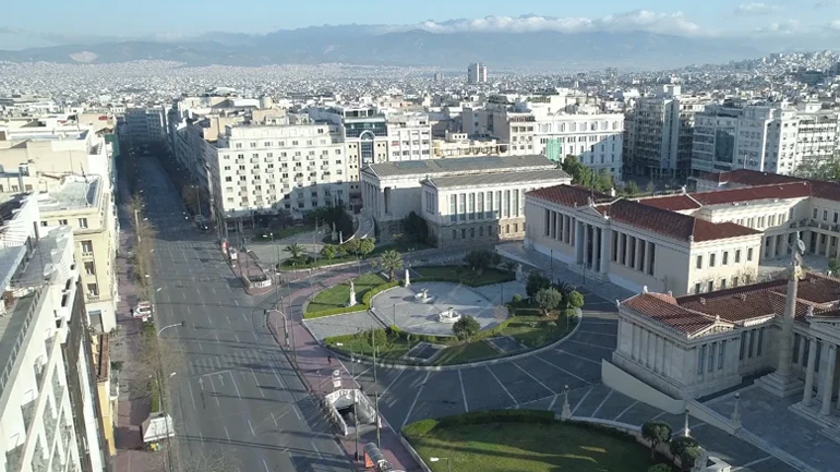 Η άδεια Αθήνα και τα εμβληματικά μνημεία της από ψηλά